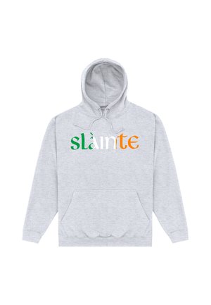 Lysegrå hættetrøje med frontlomme og ordet "slàinte" trykt i grøn, hvid og orange hen over brystet.