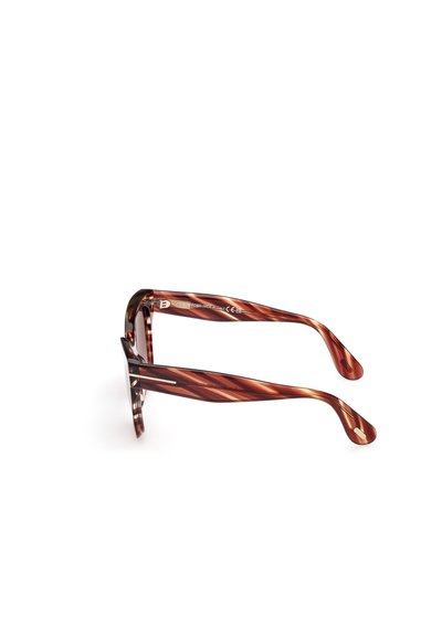 Aurinkolasit, joissa on kilpikonnakuosi, kiiltävä pinta, kulmikkaat kehykset ja raidoitettu malli varsissa, joissa on metalliset korostukset.