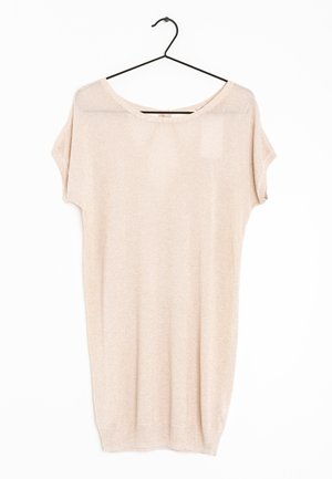 Hellbeiges kurzärmeliges Strickkleid hängt an einem schwarzen Metallbügel vor weißem Hintergrund.