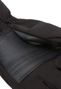 Guanti neri con tessuto elasticizzato e palmo in pelle. Il design include tre linee cucite attraverso l'area del palmo per un dettaglio aggiuntivo.