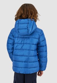 Blå puffjacka med horisontellt kviltad design, foder på huvan och elastisk nederkant. Tyget har en glänsande, slät yta.