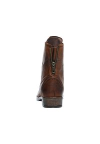 Bottine en cuir brun avec une surface texturée, détail de fermeture éclair sur le côté, talon empilé et design à bout rond.