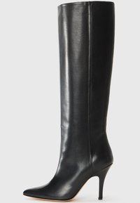 Vald, black