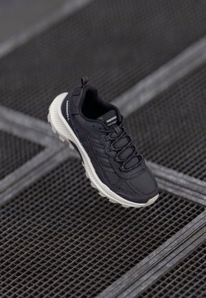 - Sneakersy niskie