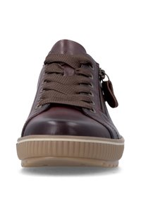 Baskets en cuir marron foncé avec des lacets épais marron, une semelle en caoutchouc beige, et une fermeture éclair latérale avec tirette, vues de face.