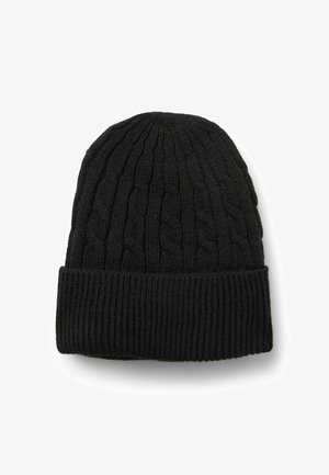 Černá pletená čepice se vzorem copánků nahoře a žebrovaným lemováním na spodku, vyrobená z měkkého texturovaného materiálu, vhodná do chladného počasí.