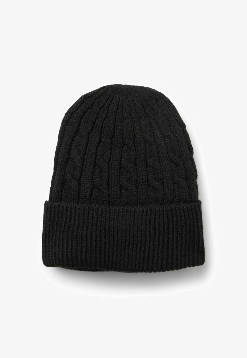 Czarna dziana czapka z warkoczem na górze i prążkowanym mankietem na dole, wykonana z miękkiego, teksturowanego materiału, odpowiednia na zimną pogodę.