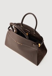 Borsa a mano in pelle marrone con superficie texture, dettagli lisci, doppi manici e hardware dorato discreto. L'interno è foderato in tessuto scuro.