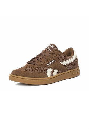 Brun Reebok sneaker med hvide sidestreger, ruskind og mesh overdel, snørelukning og gummisål.