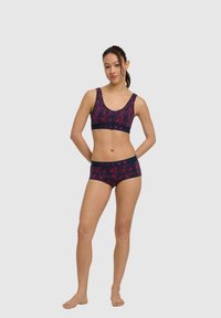 Granatowy sportowy biustonosz i pasujące do niego spodenki z różowym kwiatowym wzorem, wykonane z miękkiego, elastycznego materiału z wygodną, elastyczną taśmą.