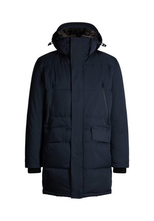 Granatowa, pikowana kurtka z wysokim kołnierzem, odpinanym kapturem, dwiema zapinanymi na zamek kieszeniami na piersi oraz dwoma dużymi kieszeniami z przodu. Miękka, strukturalna podszewka.