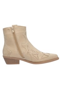 Botas de tobillo de ante beige con un cierre lateral y patrones decorativos recortados. Presenta un tacón apilado y un diseño de punta afilada.
