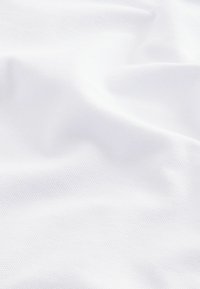 Weißer Textilstoff mit einer subtilen Struktur, der eine glatte, leicht glänzende Oberfläche und sanfte Drapierung aufweist, ideal für verschiedene Anwendungen.