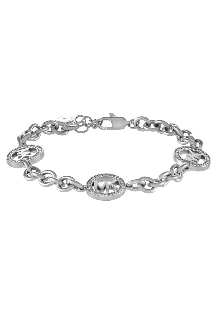 Bracelet en chaîne argentée avec des maillons ovales et trois accents circulaires décoratifs. Chaque accent arbore un logo entouré de détails scintillants.