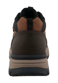 Ruskeat ja mustat vaelluskengät, joissa on tekstiilipohja, pehmustettu kaulus ja vahvistettu kanta. Ominaisuuksiin kuuluu kontrastoiva ruskea nahkavarsi.