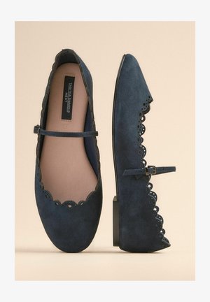 Marineblaue Wildleder-Ballerinas mit geschwungenem Ausschnitt, runder Zehenpartie und Knöchelriemen. Niedriger Blockabsatz mit glatter Oberfläche.