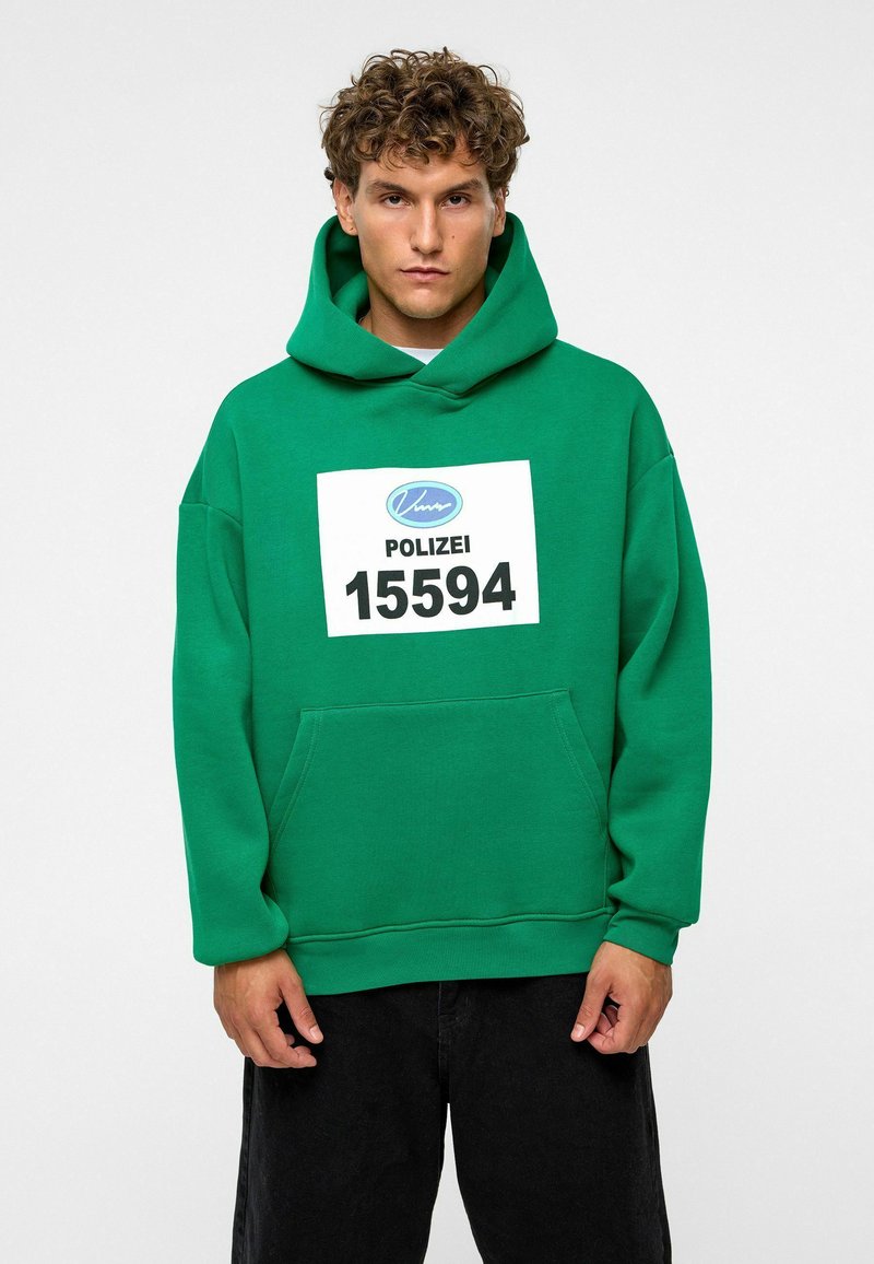 Groene hoodie van katoen met een grote witte Polizei-print en een blauw logo. Loose fit met een voorkzak en trekkoordcapuchon.