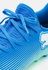 Puma FUTURE 7 PLAY MG JR UNISEX - Scarpe da calcio per terreni duri - hyperlink blue/mint/white