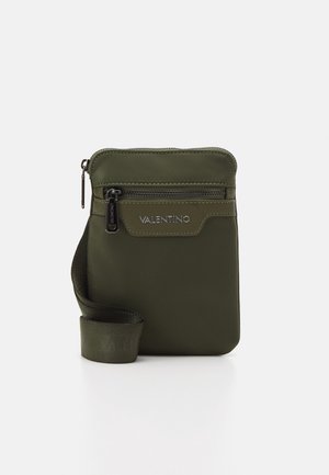 Mała prostokątna oliwkowozielona torba na ramię z przednią kieszenią na zamek i regulowanym paskiem, z logo Valentino na przedzie.