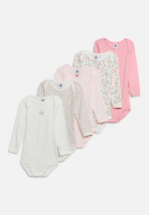 Fem langærmede baby-bodyer i hvid, pink og blomsterprint arrangeret i en vifteform på en hvid baggrund.