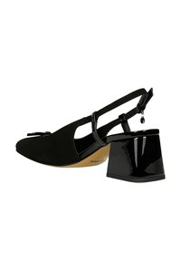 Scarpa slingback nera con morbido superiore in camoscio, punta affusolata, dettagli in vernice lucida e tacco quadrato spesso.