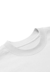 Camiseta de algodón blanca con cuello redondeado de textura acanalada, superficie suave y sin patrones ni gráficos visibles.