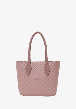 Quiltet lyserød håndtaske med to kunstlæderhanke; logo præget på fronten; glat tekstur med diamantmønsterdetalje.