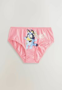 Różowe bawełniane majtki z niebieskim rysunkowym psem w kwiaty, z napisem "BLUEY" oraz zabawnym wzornictwem i miękką, gładką fakturą.