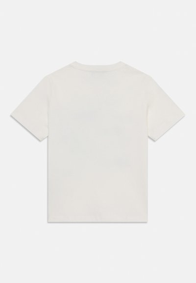 Camiseta de manga corta en suave algodón blanco, con un diseño clásico de cuello redondo y una textura lisa. Sin patrones ni acentos visibles.