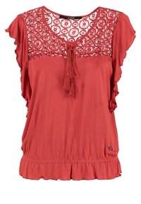 Blouse rouge à manches courtes avec empiècement en dentelle, lien à pompons à l'encolure, bords de manches froncés et détail de bas froncé.