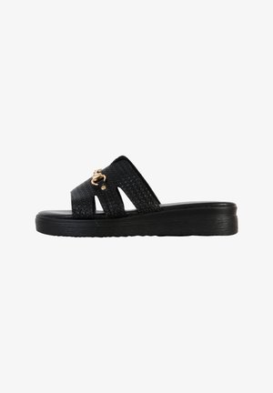 Zwarte geweven slipper met twee brede banden, voorzien van uitsparingen en een gouden accent. Dikke rubberen zool voor comfort en stabiliteit.