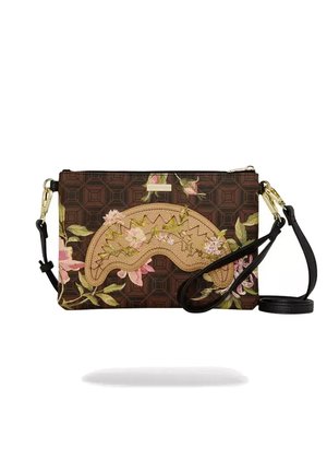 Borsa a tracolla marrone con motivo floreale, toppa cucita color cuoio, rifiniture in oro e tracolla nera regolabile su sfondo bianco.