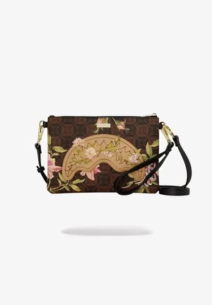 Bolso bandolera marrón con motivo floral, parche cosido en color tostado, herrajes dorados y correa negra ajustable sobre fondo blanco.
