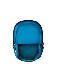 Zils mugursoma ar rāvējslēdzēju augšpusē, ar plašu iekšpusi, kas lined ar gaišāku zilu audumu. Satur sīkas zaļas un sarkanas akcentus.