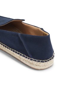 Σουέτ εσπαντρίγια σε ναυτικό μπλε με φυσική σόλα από γιούτα και ραμμένες λεπτομέρειες, με μαλακή ταμπά εσωτερική επένδυση.