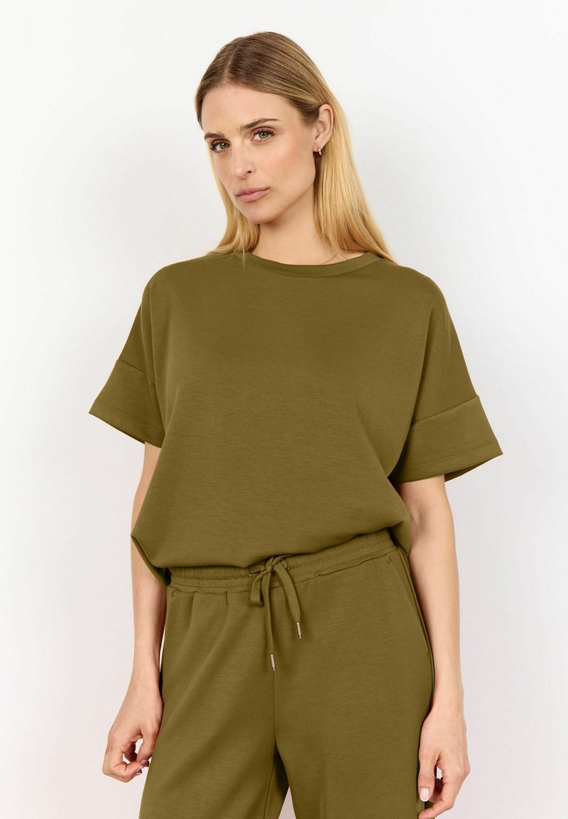 Tricou de bumbac de culoare verde măsliniu, cu mâneci scurte, croială relaxată și decolteu rotund, asortat cu pantaloni cu șnur în aceeași nuanță.