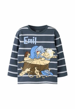 Chemise grise à manches longues avec des rayures blanches, représentant un garçon de dessin animé sculptant du bois avec des copeaux et le nom Emil au-dessus.