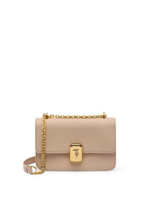 Borsa a tracolla in pelle beige con trama, chiusura rettangolare in oro e tracolla a catena abbinata, posizionata su uno sfondo bianco.