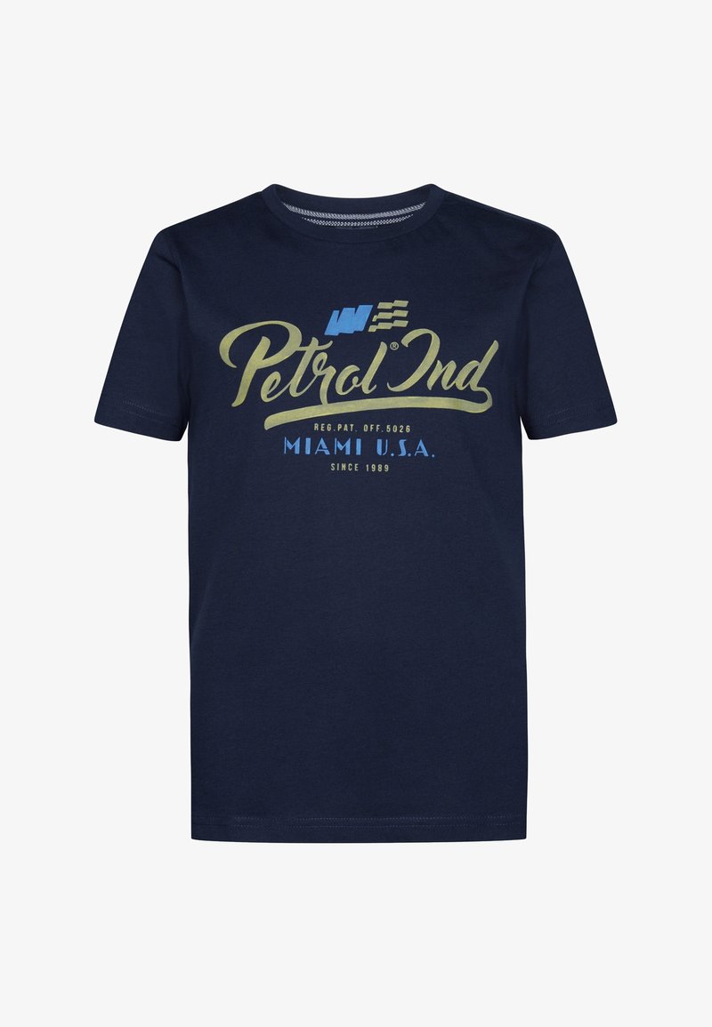 T-paita tummansinisestä puuvillasta, jossa on lyhyet hihat, ja siinä on keltainen ja sininen graafinen teksti: "Petrol Ind Miami Yhdysvalloissa vuodesta 1989" cursive-tyylillä.