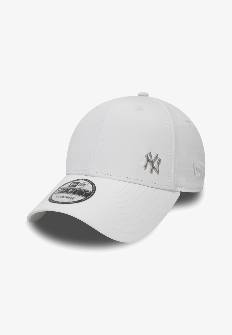 Hvid justerbar baseballkasket med New York Yankees' sølvlogo foran og New Era-logo på siden, buet skygge og mærkat på toppen.