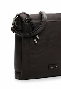 Borsa a spalla in pelle marrone con chiusura a zip, tracolla staccabile e componenti in metallo argentato. Texture liscia con design minimalista e dettaglio del logo.