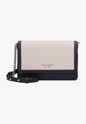 Sac bandoulière en cuir bicolore beige et noir avec une chaîne argentée en bandoulière et le logo "kate spade new york" sur le rabat avant.