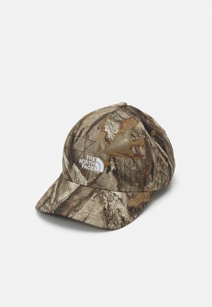 Baseballkasket med camouflage-mønster i brun, beige og grønne nuancer med hvidt "The North Face"-logo broderet på fronten.