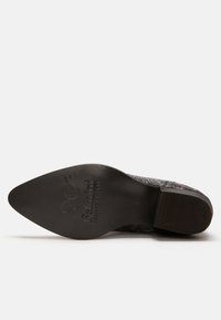 Schwarzer, gewebter Schuh mit spitzem Zeh und flacher Gummisohle. Texturiertes Obermaterial und geprägtes Logo auf der Sohle. Größe angegeben als 37.