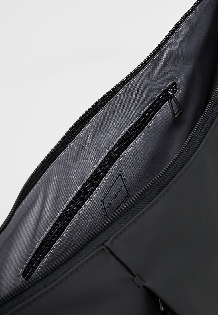 Schwarze Tasche mit grauem Innenfutter, einem Reißverschlussfach und einem eingestickten Samsonite-Label.