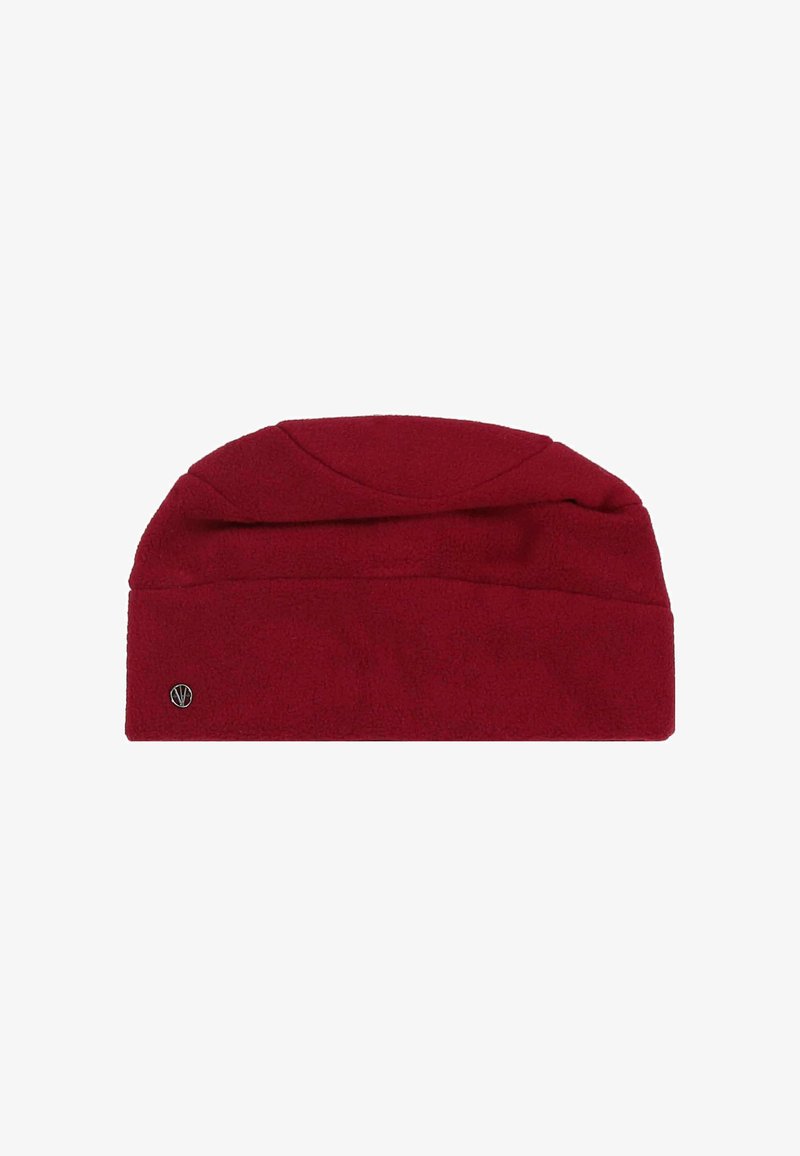 Gorro de invierno de felpa roja con un dobladillo y un pequeño detalle en forma de logo plateado redondo en la esquina inferior izquierda.