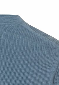 Hellblaues Strickpullover mit strukturiertem Stoff und gerippten Akzenten am Kragen und den Schulternähten. Das Design ist nahtlos und eng anliegend.