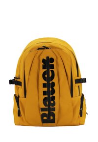 Zaino giallo in nylon con un logo nero frontale. Dotato di tasche laterali doppie, cerniere e spallacci regolabili per il comfort.