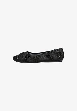 Zapato plano de ballet negro con tejido texturizado y adornos florales negros con lentejuelas, suela de perfil bajo y puntera redondeada.