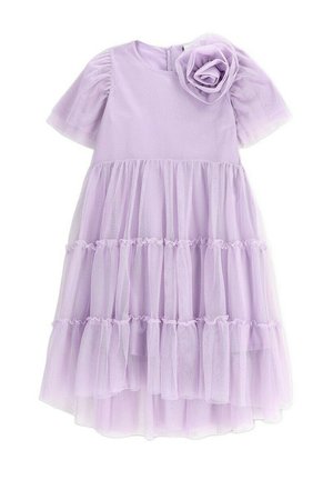Fioletowa, krótkorękawowa sukienka warstwowa z tiulu z okrągłym dekoltem i dużą ozdobą w kształcie róży z tkaniny na lewym ramieniu.